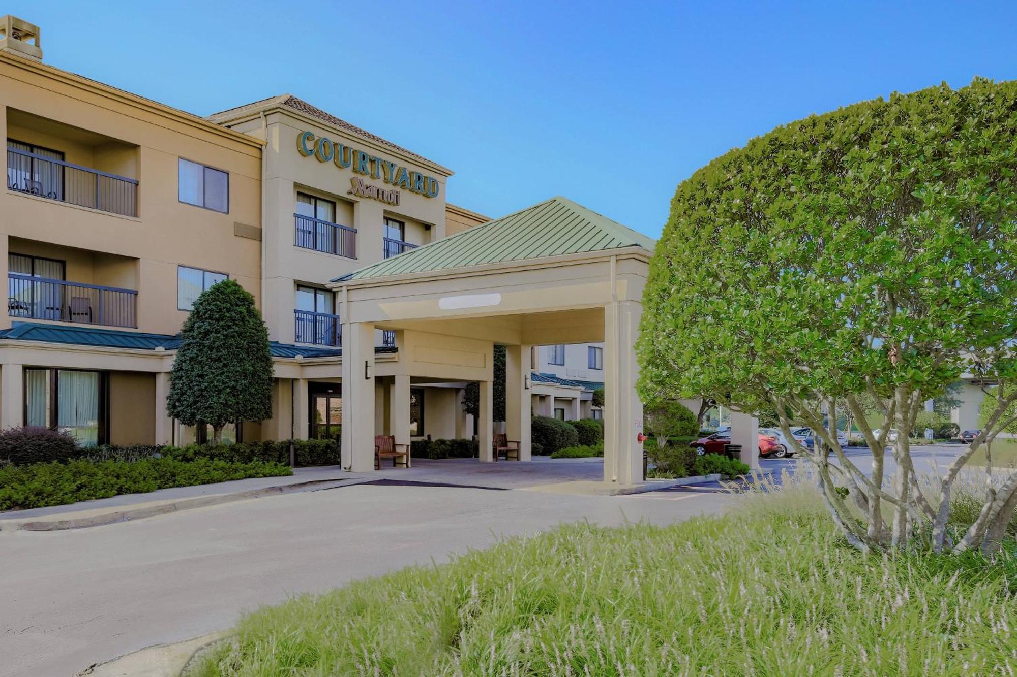 Courtyard By Marriott Monroe Airport Hotel Buitenkant foto