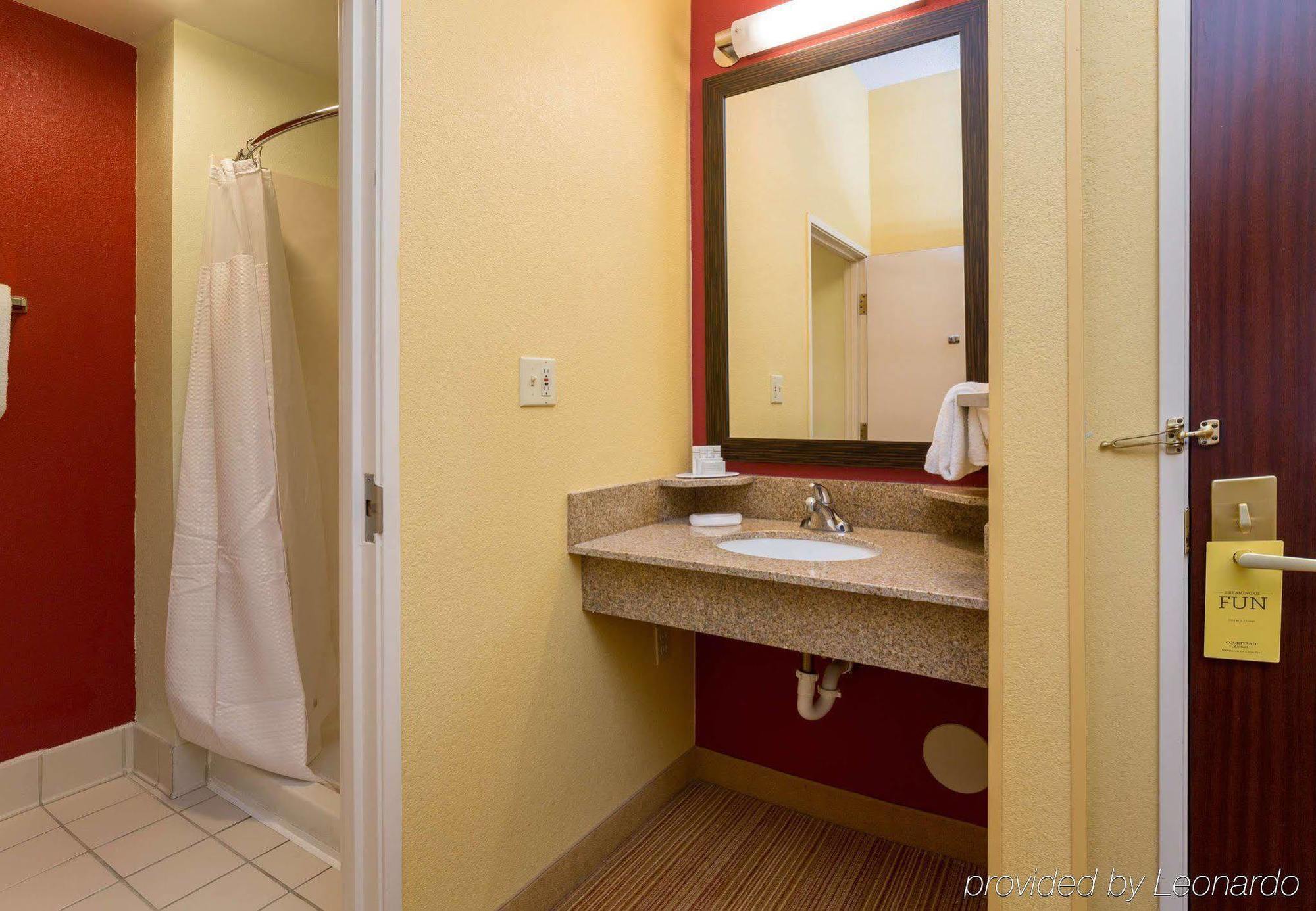 Courtyard By Marriott Monroe Airport Hotel Buitenkant foto